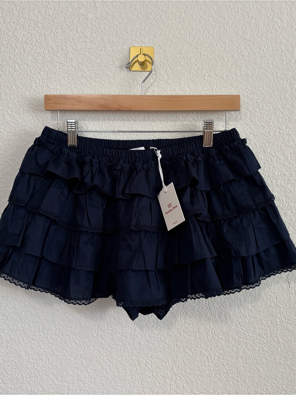 NWT Aritzia Sunday Best Navy Ruffle Bloomer Shorts Medium - Picture 2 of 7